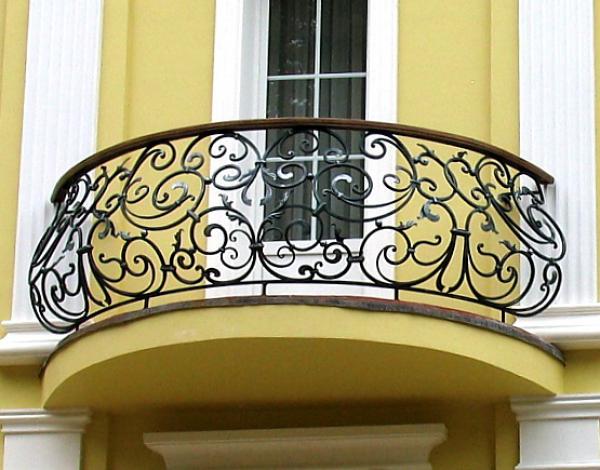 Кованый балкон в форме полукруга